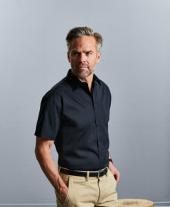 Men’s Short Sleeve Classic Pure Cotton Poplin Shirt från Russell – Herrer