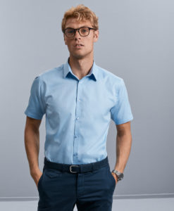 Men’s Short Sleeve Tailored Herringbone Shirt från Russell – Herrer